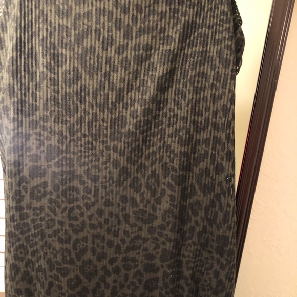 2 dress bundles from Express! Size M, 16 PTP, 35 inches long 65%poly,35%Rayon - Picture 10 of 10